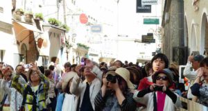 Massentourismus wird zum lokalen Problem Massentourismus: Urlauber in der Getreidegasse in Salzburg