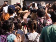 Massentourismus bremst Geschäftsreisen Massentourismus: Fotografierende Touristen