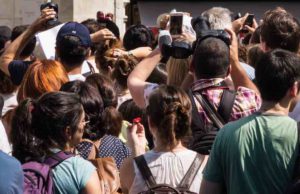 Massentourismus bremst Geschäftsreisen Massentourismus: Fotografierende Touristen