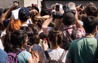 Massentourismus bremst Geschäftsreisen Massentourismus: Fotografierende Touristen