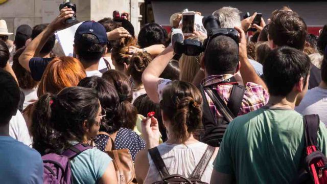 Massentourismus: Fotografierende Touristen