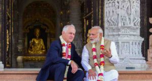 Kommunikation in fremden Kulturkreisen Kommunkation: Zwei Politiker sitzen auf der Treppe eines Temepls in Indien