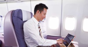 Vorsicht bei WLAN-Nutzung an Bord! WLAN an Bord: Passagier tippt auf seinem iPad