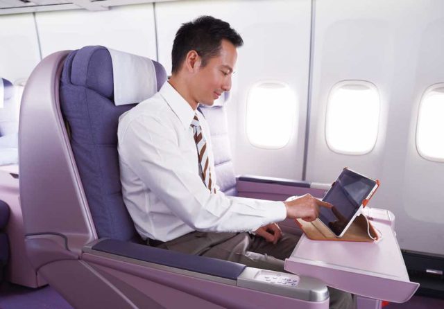 WLAN an Bord: Passagier tippt auf seinem iPad