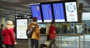 Flüge schnell und einfach selbst umbuchen Flüge umbuchen: Menschen vor Hinweistafeln am Flughafen Zürich