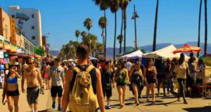 Wer sind Wachstumstreiber im Tourismus? Tourismus: Urlauber spazieren am Strand von Los Angeles