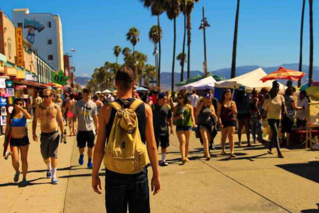 Tourismus: Urlauber spazieren am Strand von Los Angeles