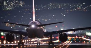 Was die globale Luftfahrt alles leistet Luftfahrt: Nachtaufnahme mit Jet auf der Startpiste