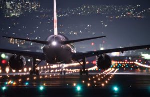 Was die globale Luftfahrt alles leistet Luftfahrt: Nachtaufnahme mit Jet auf der Startpiste