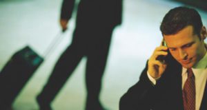 First Business Travel: Sicherheit im Fokus First Business Travel: Mann telefoniert mit Handy