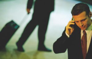First Business Travel: Sicherheit im Fokus First Business Travel: Mann telefoniert mit Handy