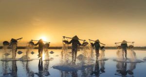 Nachhaltigkeit im Tourismus: Gibt es sie? Nachhaltigkeit im Tourismus: Menschen bei Salzgewinnung in Vietname