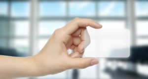 Virtuelles Payment senkt direkte Kosten Kosten senken: Hand hält virtuelle Creditcard