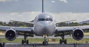 Was zeigt die Geschäftsreiseanalyse 2018? Geschäftsreiseanalyse: Passagierflugzeug auf Piste