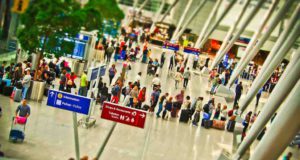 Neue Software beschleunigt Check-in Software verkürzt Menschenschlange beim Einchecken am Flughafen