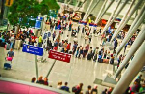 Neue Software beschleunigt Check-in Software verkürzt Menschenschlange beim Einchecken am Flughafen