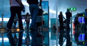 Auf Fluggäste warten 134 Millionen Euro Fluggäste am Airport beim Einchecken