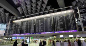 AirHelp: Fluggäste kennen ihre Rechte nicht AirHelp setzt Fluggastrechte durch: Menschen am Flughafen Frankfurt Abflughalle C