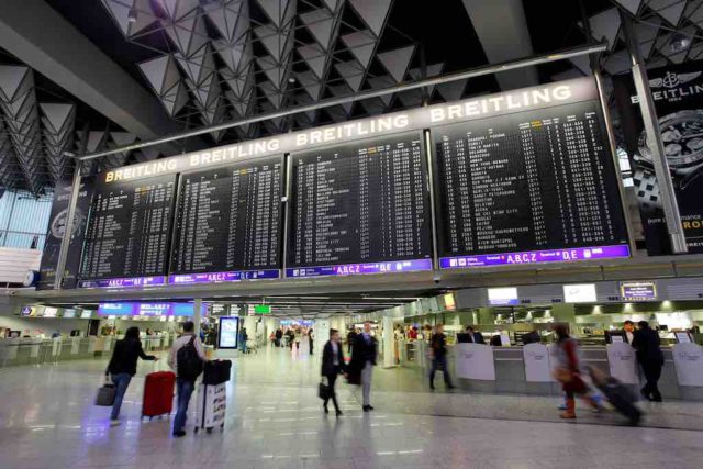 Flughafen Frankfurt/Main AirHelp setzt Fluggastrechte durch: Menschen am Flughafen Frankfurt Abflughalle C