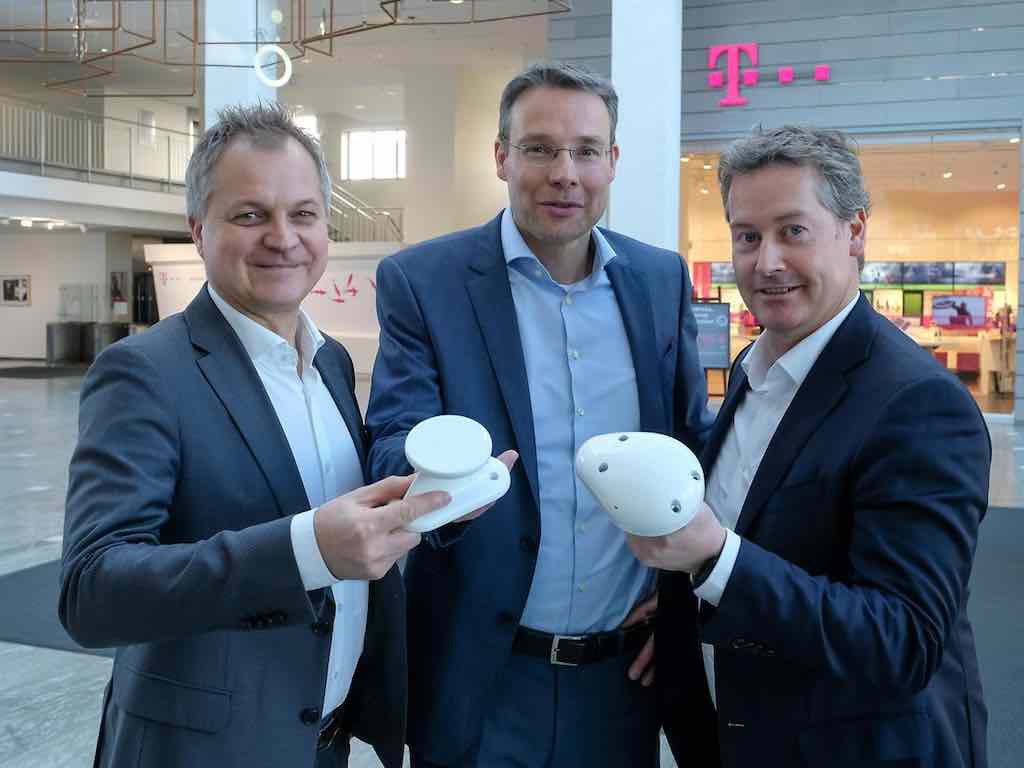 EAN ist startklar! Thorsten Robrecht (Nokia), Rolf Nafziger (DT) und Frederik van Essen (Inmarsat Aviation) mit den EAN-Endgeräten, die High Speed über den Wolken möglich machen