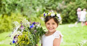 Magische Mittsommertage in Schweden Mädchen bei den Mittsommertagen in Schweden