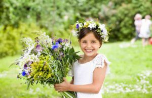 Magische Mittsommertage in Schweden Mädchen bei den Mittsommertagen in Schweden