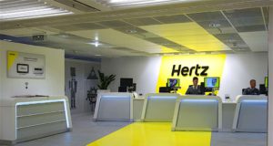 Hertz mit Gratis-Hotspot für unterwegs Die Hertz Corporation betreibt mit ihren Marken Hertz, Dollar, Thrifty und Firefly weltweit etwa 9.700 Mietwagen-Stationen und gehört zu den größten Mietwagen-Anbietern an Flughäfen. Hertz wurde vor 100 Jahren gegründet