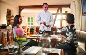 Kampagne für Kultur, Natur und Kulinarik Essen & Trinken in Deutschland: Die deutsche Weinkultur mit edlen Tropfen aus Franken, dem Mittelrhein, Rheinhessen, Rheinland-Pfalz, Sachsen oder Baden-Württemberg locken immer mehr Gäste aus aller Welt an (Foto: Trautwein, Stuttgart-Marketing GmbH)