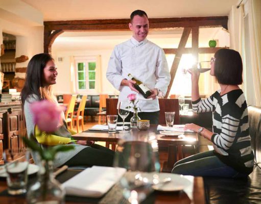 Kampagne für Kultur, Natur und Kulinarik Essen & Trinken in Deutschland: Die deutsche Weinkultur mit edlen Tropfen aus Franken, dem Mittelrhein, Rheinhessen, Rheinland-Pfalz, Sachsen oder Baden-Württemberg locken immer mehr Gäste aus aller Welt an (Foto: Trautwein, Stuttgart-Marketing GmbH)