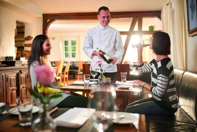 Essen & Trinken in Deutschland: Die deutsche Weinkultur mit edlen Tropfen aus Franken, dem Mittelrhein, Rheinhessen, Rheinland-Pfalz, Sachsen oder Baden-Württemberg locken immer mehr Gäste aus aller Welt an (Foto: Trautwein, Stuttgart-Marketing GmbH)