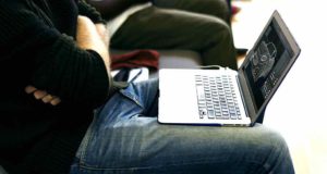 Sind Geschäftsreisen verlorene Arbeitszeit? Mann mit Laptop auf dem Schoß: Geschäftsreisen sind kein Vergnügen, sondern wichtige und produktive Arbeitszeit (Foto:Rawpixel, Pixabay)