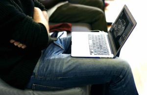 Sind Geschäftsreisen verlorene Arbeitszeit? Mann mit Laptop auf dem Schoß: Geschäftsreisen sind kein Vergnügen, sondern wichtige und produktive Arbeitszeit (Foto:Rawpixel, Pixabay)