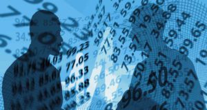 Wie wichtig sind Travel Management Companies? Travel Management Companies: Zwei Männer mit Zahlenhintergrund