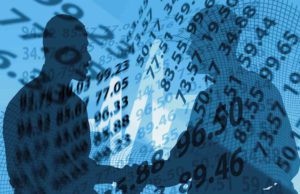 Wie wichtig sind Travel Management Companies? Travel Management Companies: Zwei Männer mit Zahlenhintergrund