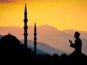 Betender Moslem: Fünf Tipps für Reisen im Fastenmonat Ramadan
