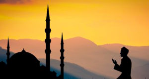 Was im Fastenmonat Ramadan verboten ist Betender Moslem: Fünf Tipps für Reisen im Fastenmonat Ramadan