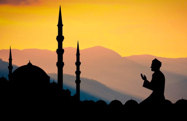 Betender Moslem: Fünf Tipps für Reisen im Fastenmonat Ramadan