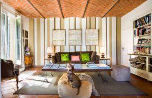 Hunde, willkommen im Fontelunga Hotel! Welcome Dogs: Im Fontelunga Hotel & Villas sind Gäste und ihre Hunde besonders gern gesehen. Bild zeigt Dackel vor der Couch im Hotel Fortelunga