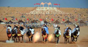 Marokko als neues Reiseziel entdecken! Fantasia ist ein traditioneller Pferdesport, der während kultureller Veranstaltungen in Marokko durchgeführt wird (Foto: Maxim MassalitinCC BY-SA 2.0, via Wikimedia Commons)