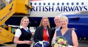 Salzburger Flughafen knackt Millionenmarke Salzburger Flughafen: Geschäftsführerin Bettina Ganghofer gratulierte mit einer Mitarbeiterin des Salzburg Airport Services dem „Millionen-Pärchen“ Phillip Whilly und Christine Parsons