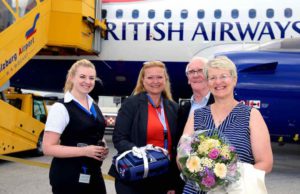 Salzburger Flughafen knackt Millionenmarke Salzburger Flughafen: Geschäftsführerin Bettina Ganghofer gratulierte mit einer Mitarbeiterin des Salzburg Airport Services dem „Millionen-Pärchen“ Phillip Whilly und Christine Parsons