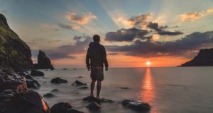 Bleisure wäre super, aber was sagt der Chef? Bleisure TRavel: Ein Mann am Strand