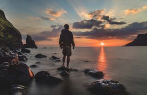 Bleisure wäre super, aber was sagt der Chef? Bleisure TRavel: Ein Mann am Strand