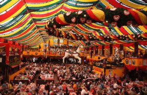 Oktoberfest als bieriges Business-Event Das Oktoberfest in München ist zu einem Networking-Treffpunkt für Unternehmen, Banken, Versicherungen und Autofirmen geworden (Foto: Pixabay, Holzijue)