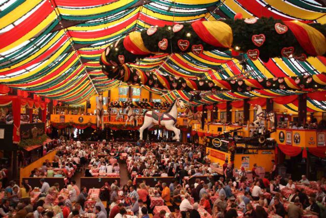 Das Oktoberfest in München Das Oktoberfest in München ist zu einem Networking-Treffpunkt für Unternehmen, Banken, Versicherungen und Autofirmen geworden (Foto: Pixabay, Holzijue)