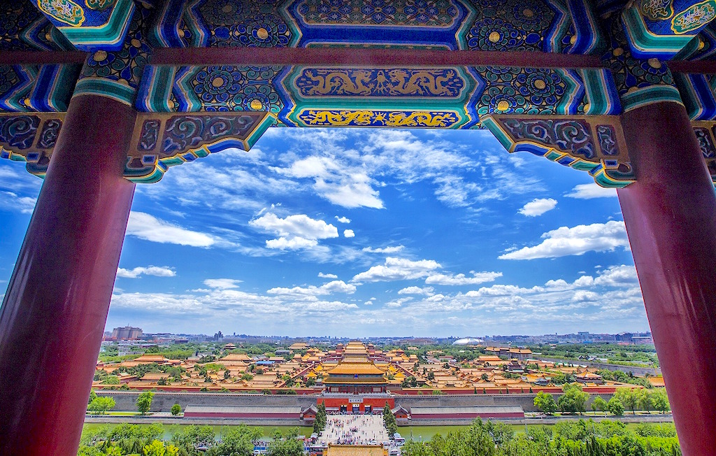 Der Tian’anmen-Platz oder Platz (am Tor) des Himmlischen Friedens (chinesisch 天安門廣場 / 天安门广场, Pinyin Tiān'ānmén Guǎngchǎng) ist ein Platz im Zentrum von Peking, der Hauptstadt der Volksrepublik China.
