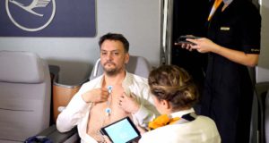 EKG-Diagnose an Bord mit dem iPad Wenn das Herz aus dem Takt kommt: EKG-Diagnose an Bord der Lufthansa mit dem iPad oder iPhone