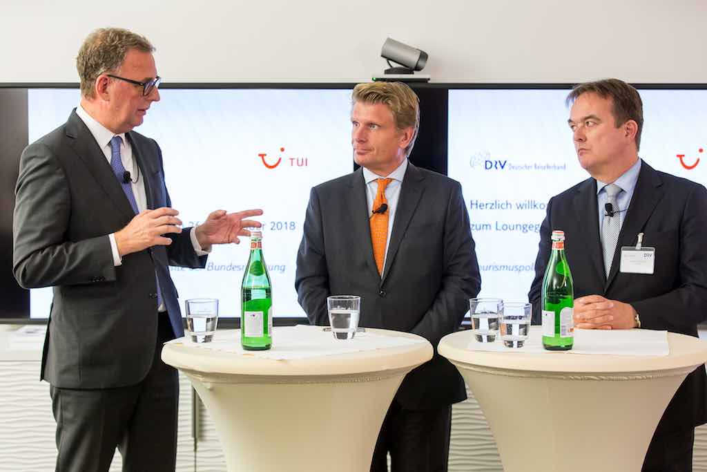Lounge-Gespräch zum Thema Urlaubssteuer mit Norbert Fiebig (DRV), Staatssekretär Thomas Bareiß und und Frank Püttmann, Head of Public Policy TUI Group (Foto: TUI)