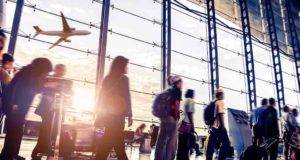 Passagiere verlieren Geduld mit Flughäfen Mehrere Passagiere am Flughafen warten auf Abfertigung