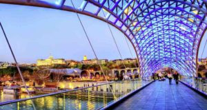 Georgien ist mehr als nur ein Geheimtipp Von der modernen Friedensbrücke in Tiflis blicken Besucher auf den imposanten Architekturmix der Hauptstadt von Georgien (Foto: Boris Stroujko, Shutterstock.com, Studiosus